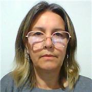 Profesora de Educación Primaria ayuda a niños de 1° Ciclo